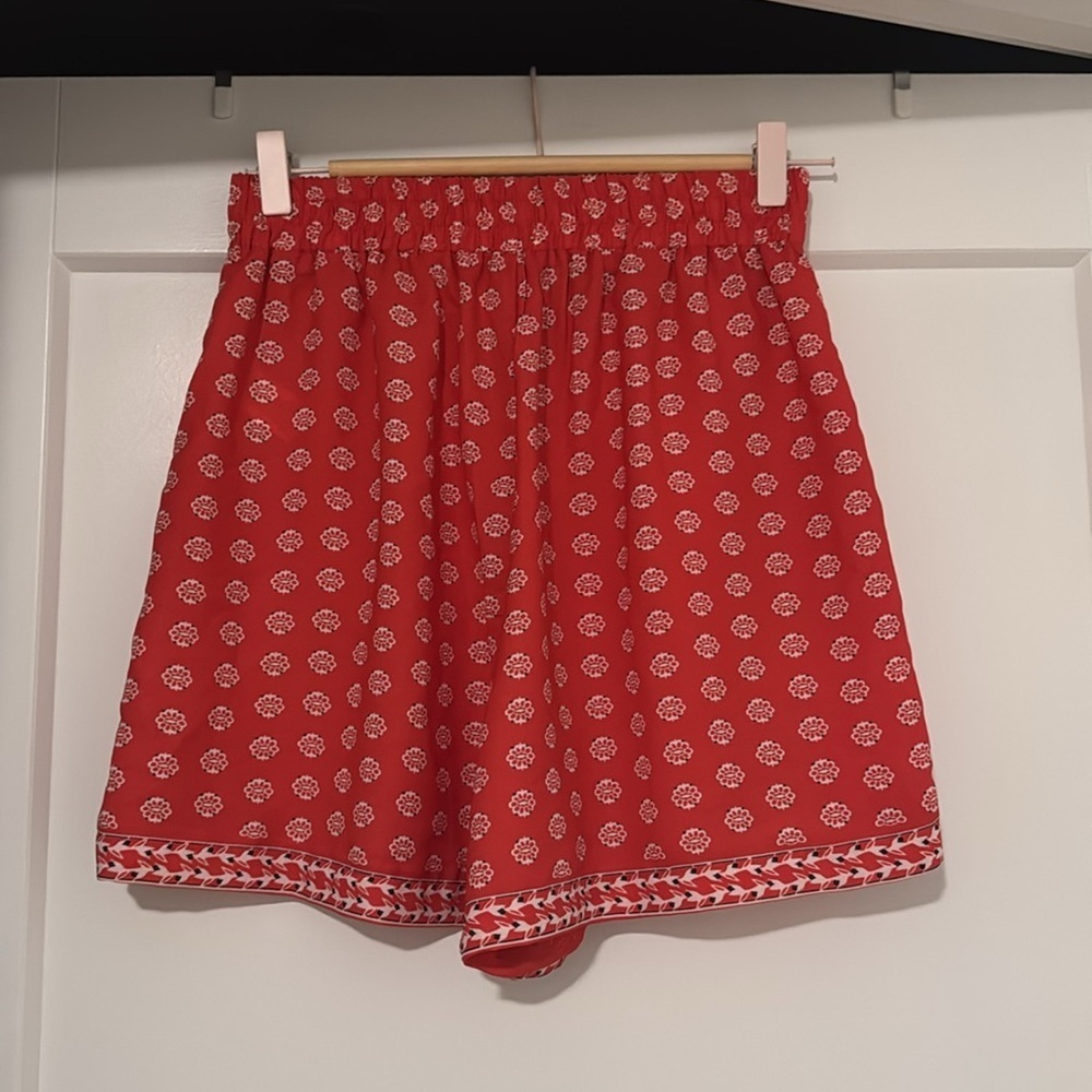 NWT max studio red and white shorts - Picture 3 of 3